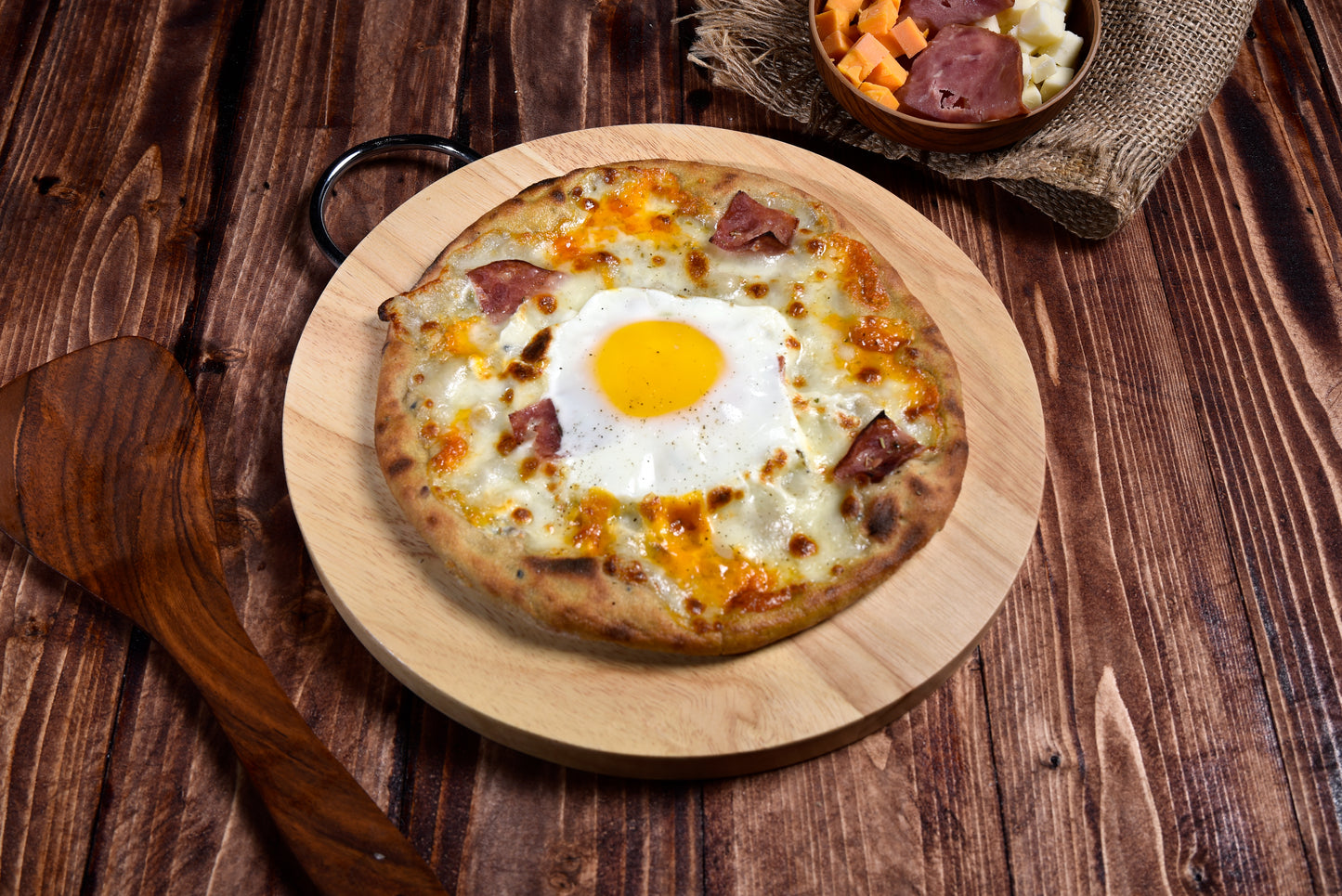 فطيرة البيض و لحم البيكون دخن