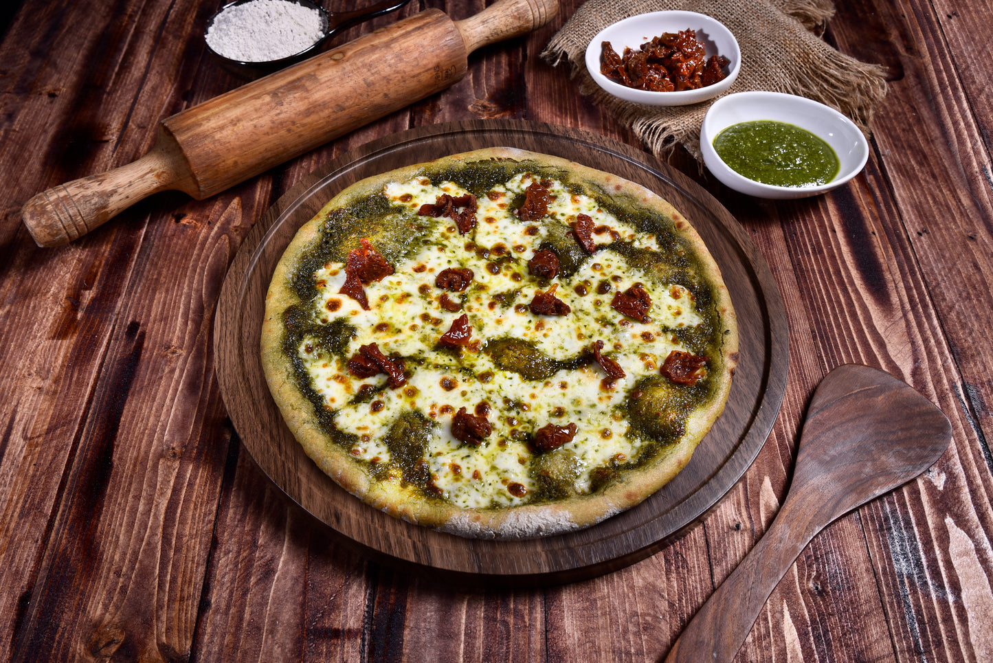 بيتزا بيستو بالطماطم المجففة دخن