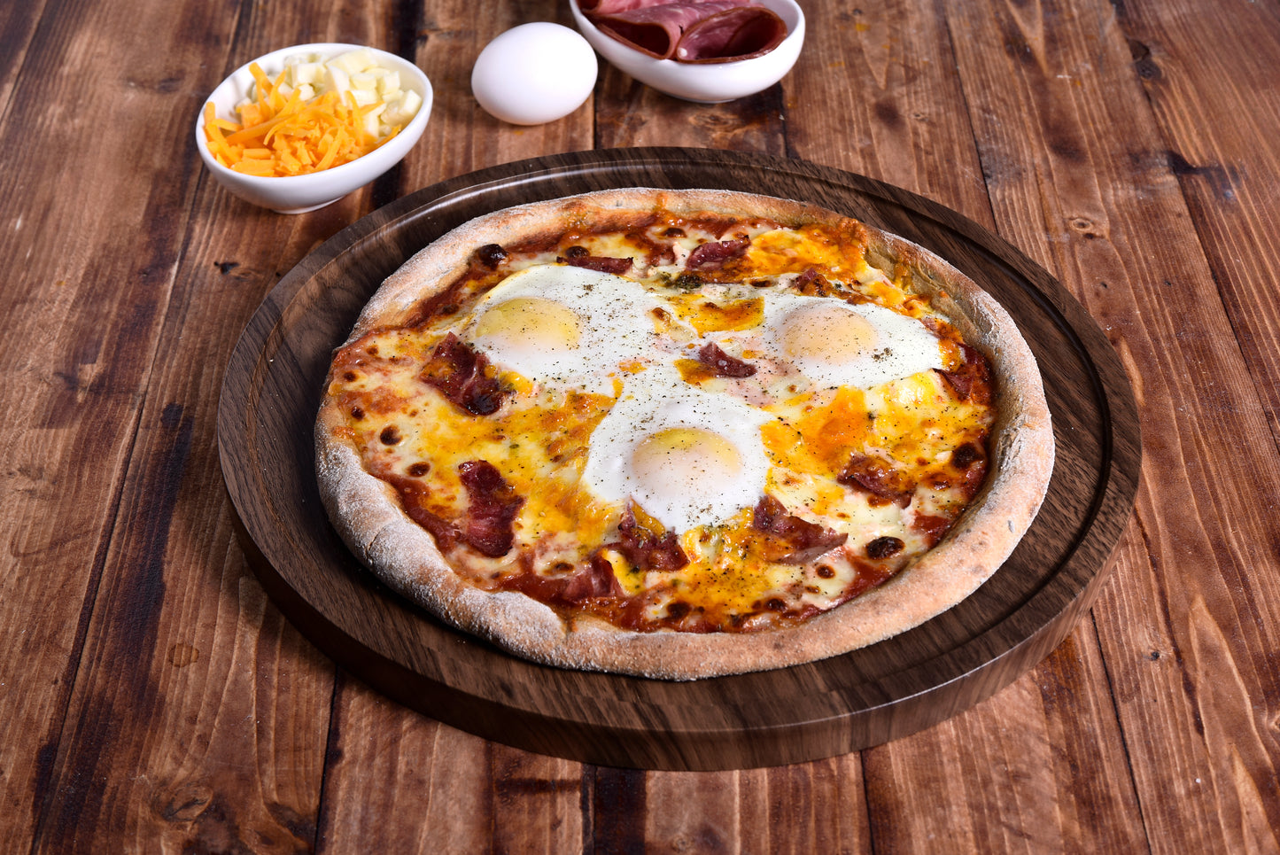 بيتزا البيض و لحم البيكون دخن