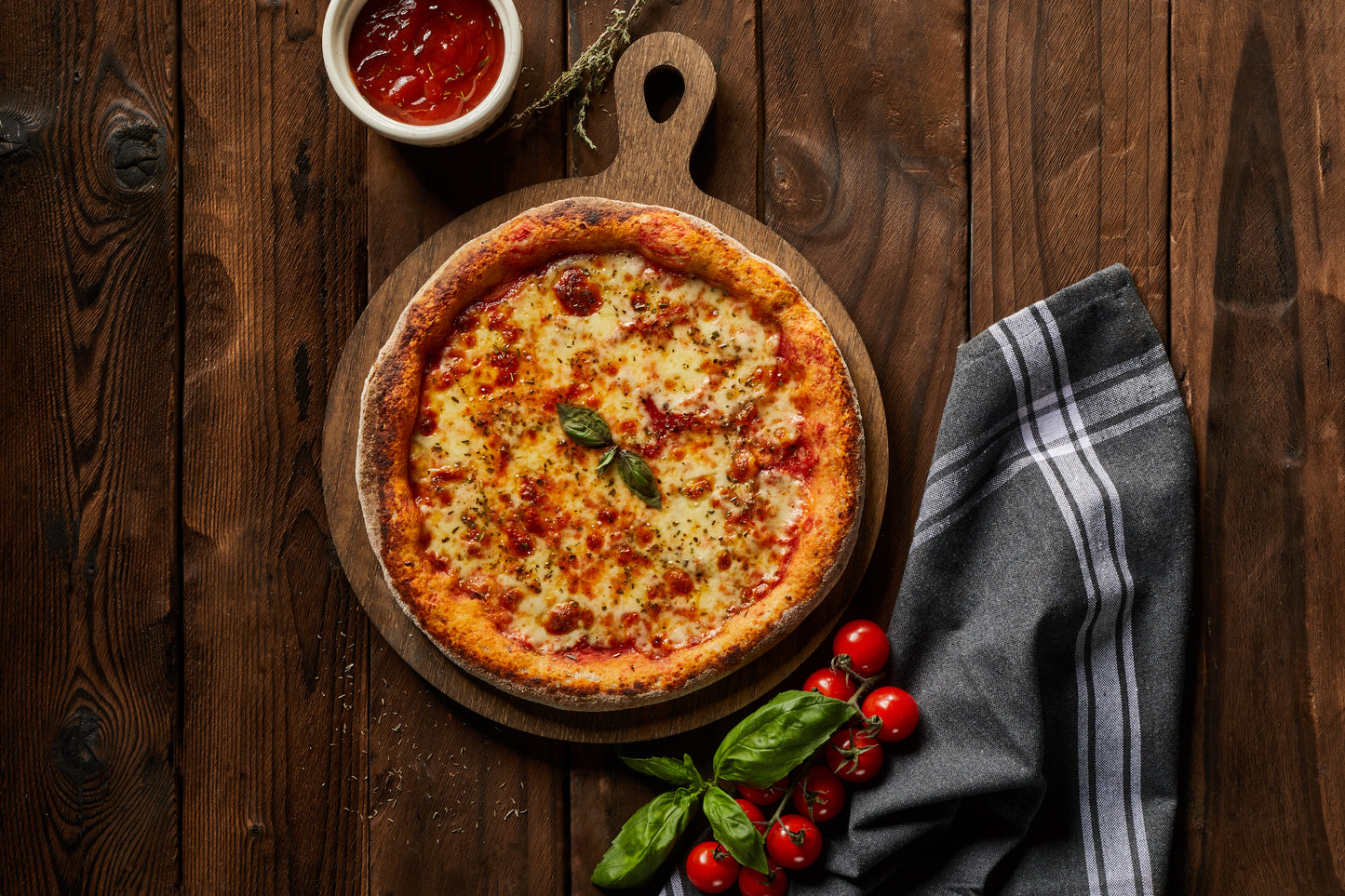 عرض 2 بيتزا (1 مارجريتا و 1 بيبروني